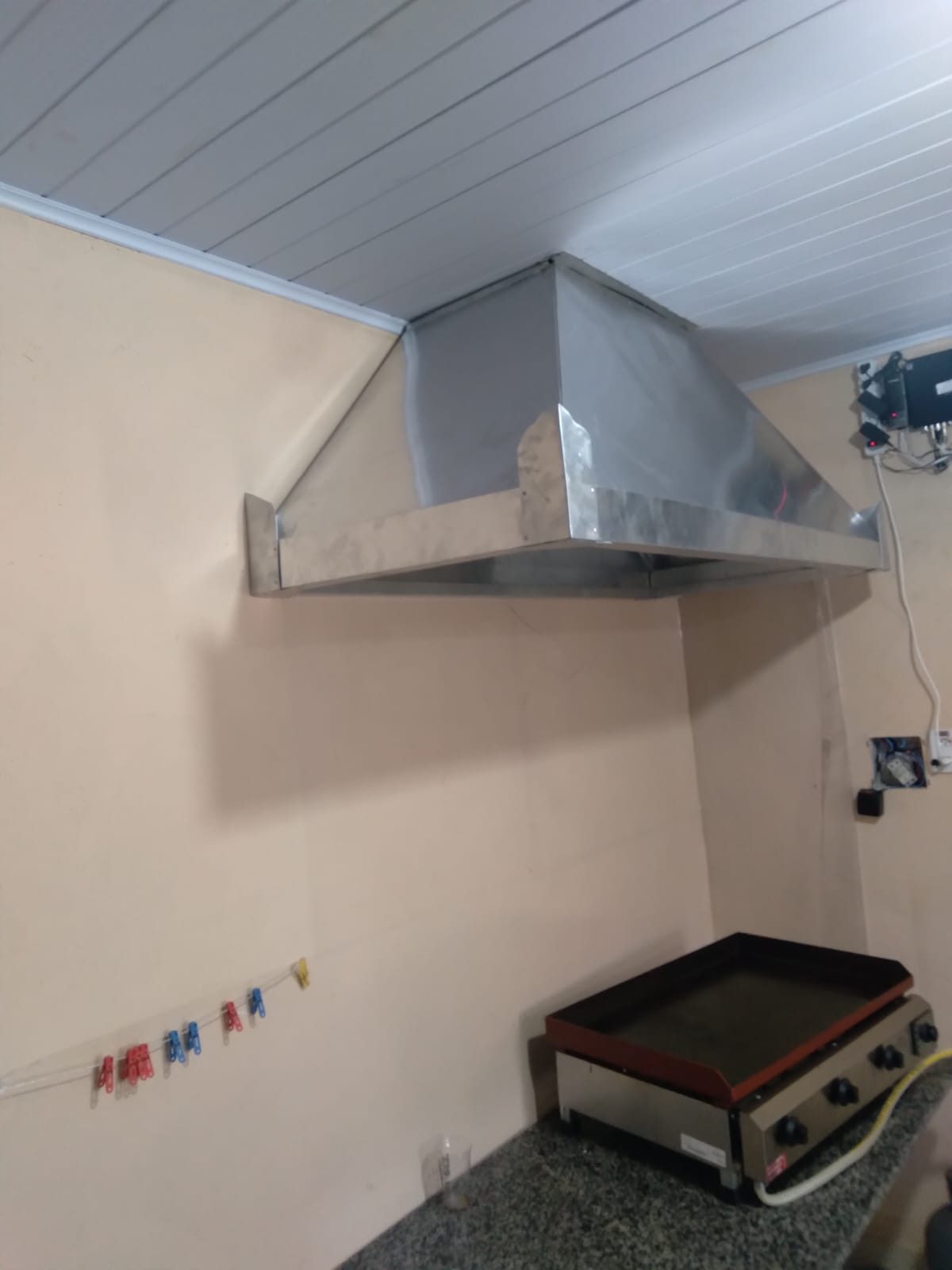 Coifa em alumínio instalada pela RD Calhas e Rufos